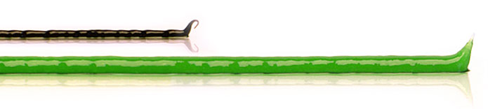 Streifen einer schwarzen Zugsalbe, unterhalb längerer Streifen grüner ilon Abszess-Salbe